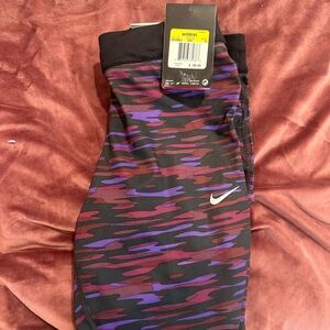 Nike Women's Capri Patterned Leggings